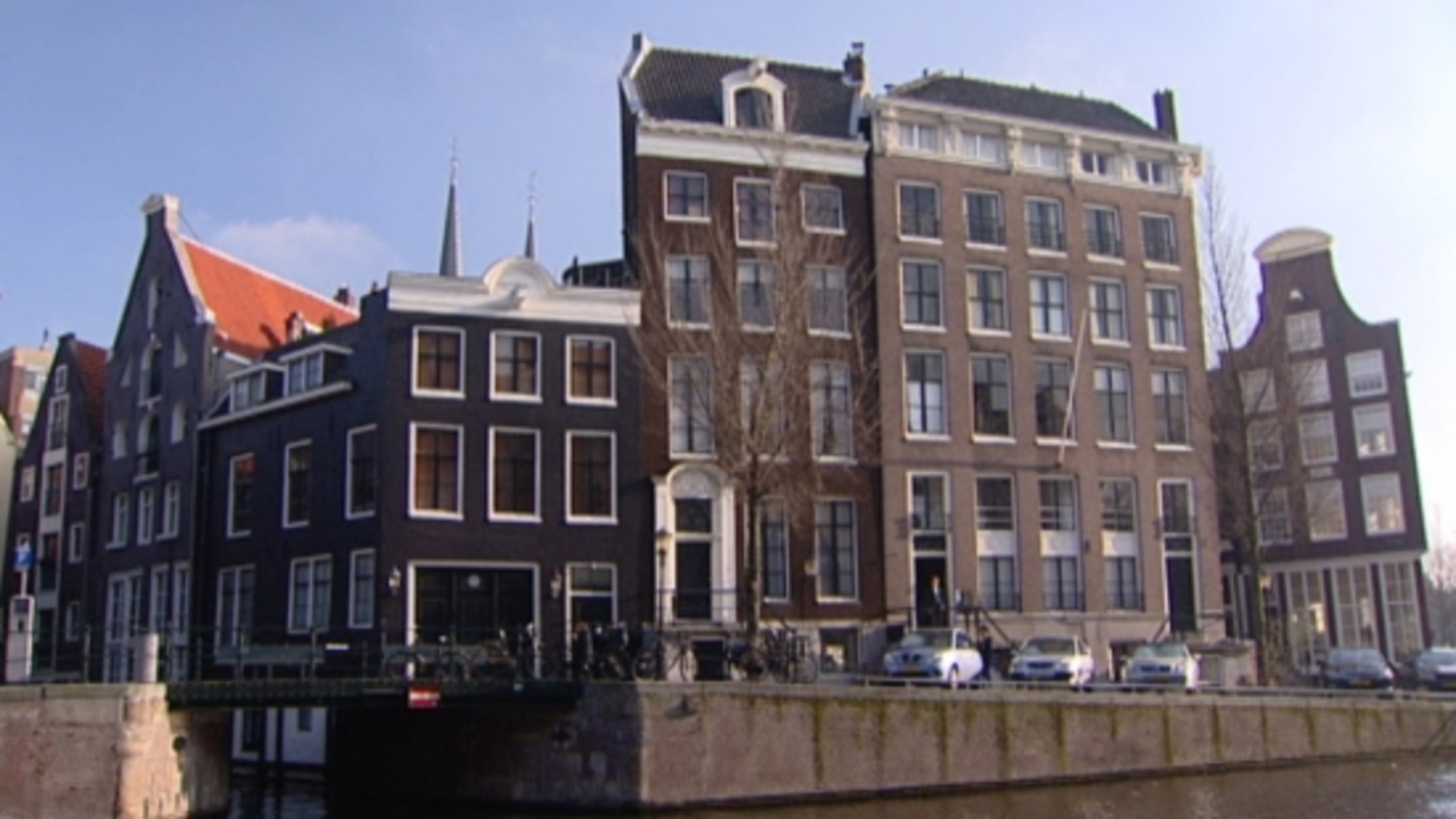 Gisele d'Ailly van Waterschoot van der Gracht gehuldigd | NOS