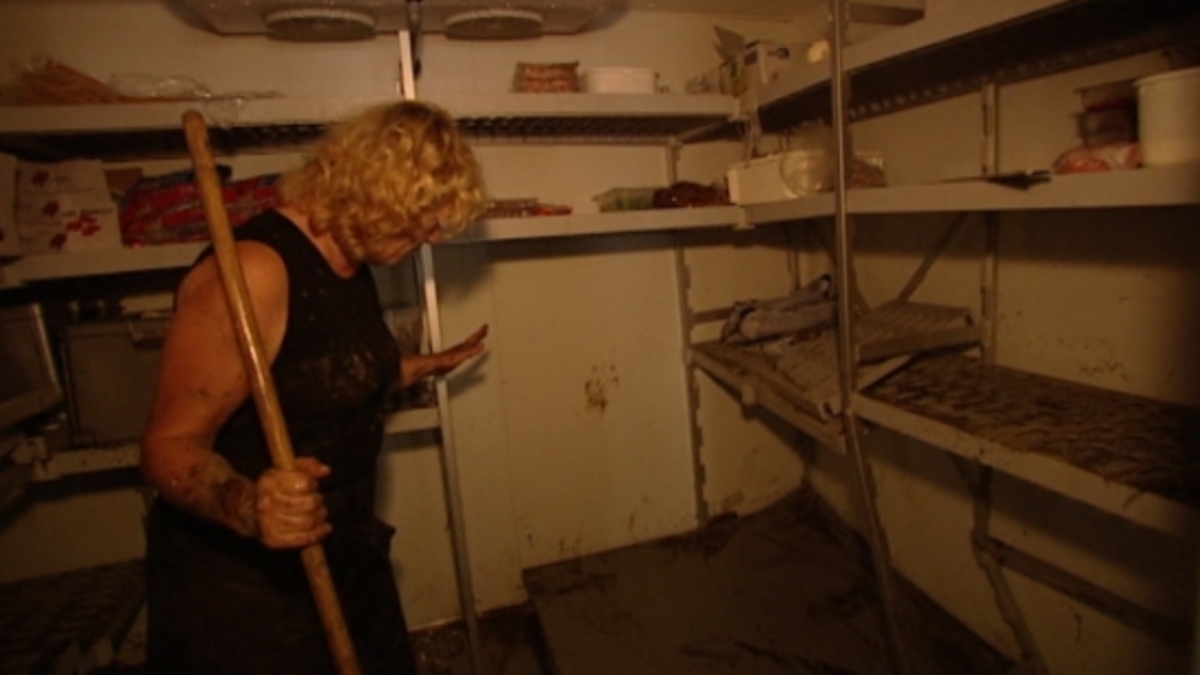 Schoonmaak na overstroming Slenaken