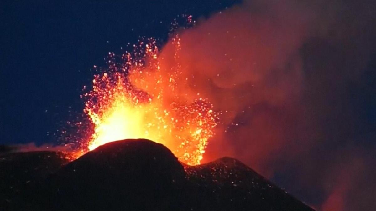 Etna spuwt vuur en as uit nieuwe krater
