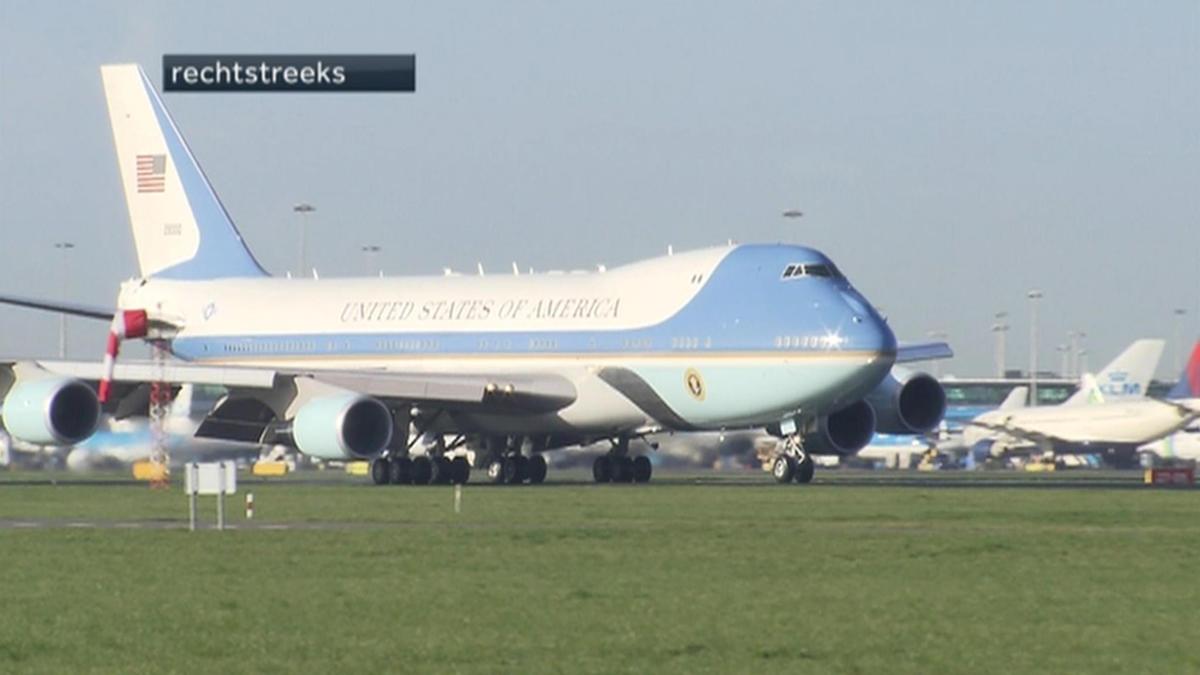 Air Force One landt op Schiphol