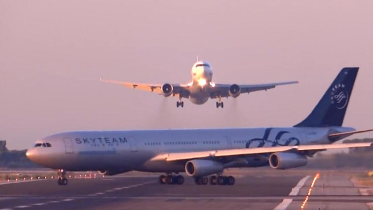 Vliegtuig botst net niet op vliegtuig