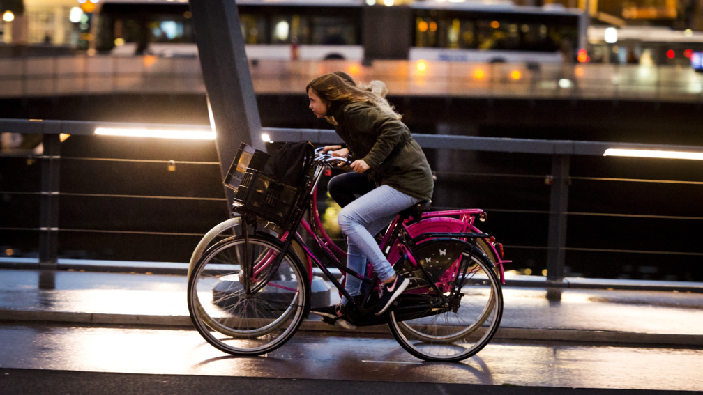 Veel minder boetes voor fietsen zonder licht NOS