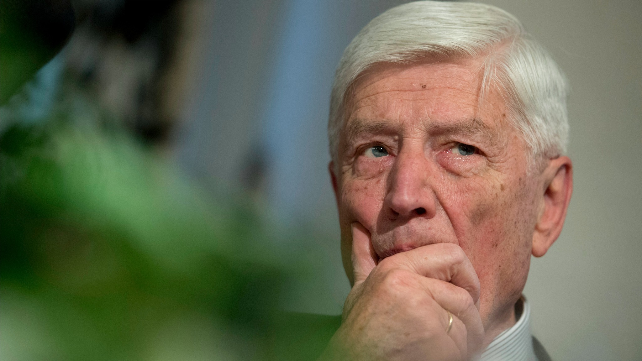 Van Agt in Amsterdam uitgejouwd NOS