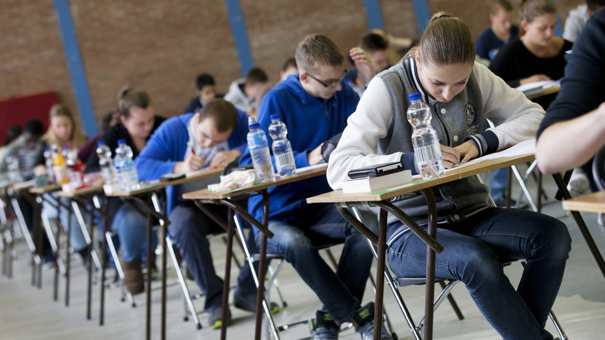 Middelbare scholieren beginnen met eindexamens