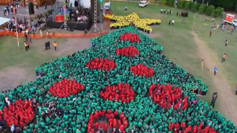 3.000 mensen doen alsof ze een kerstboom zijn