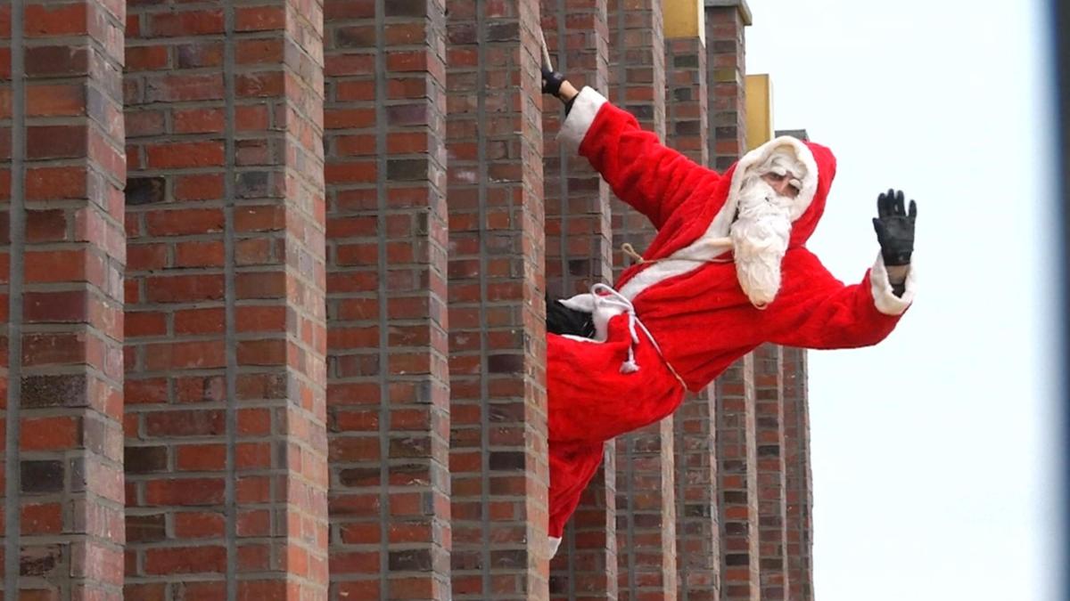 Sportieve Kerstman komt uit de lucht
