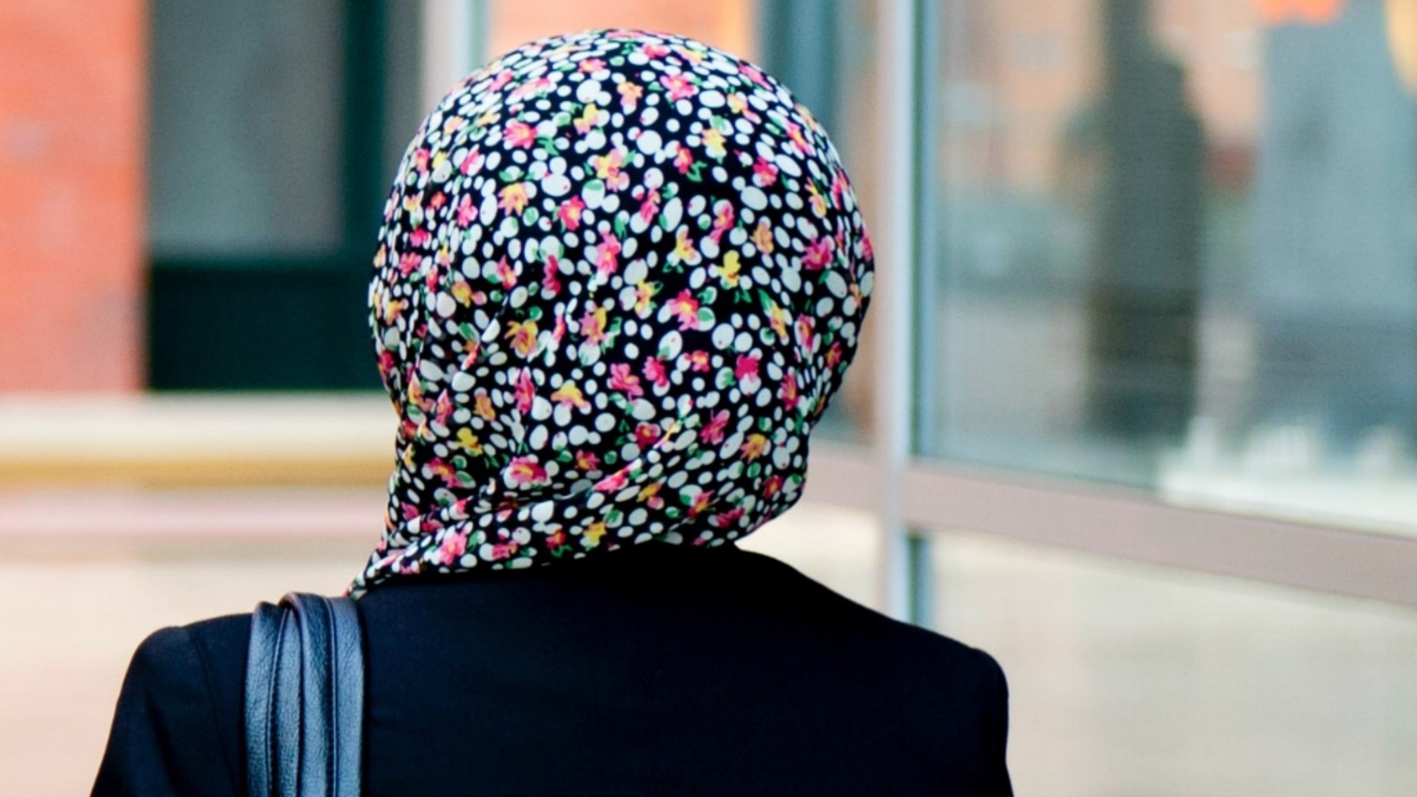 Baas mag hoofddoek op werkvloer verbieden | NOS
