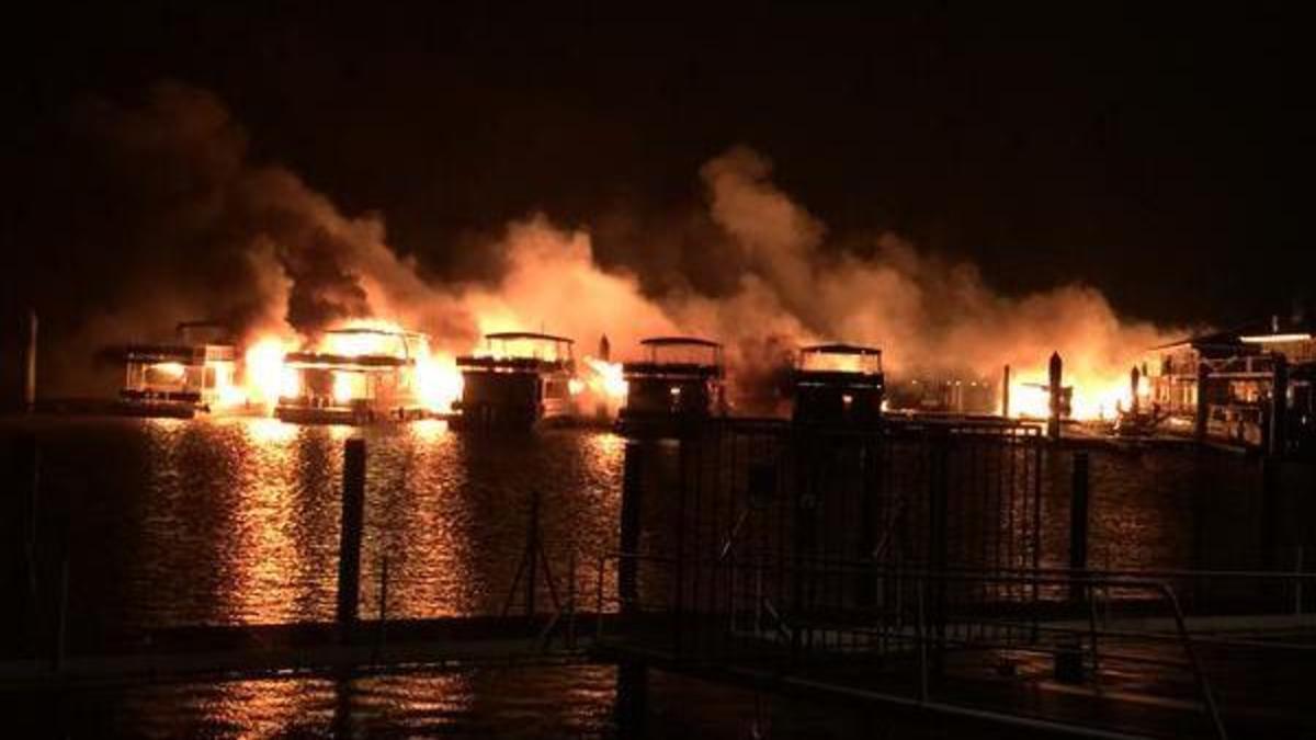 Grote brand in jachthaven Wessem