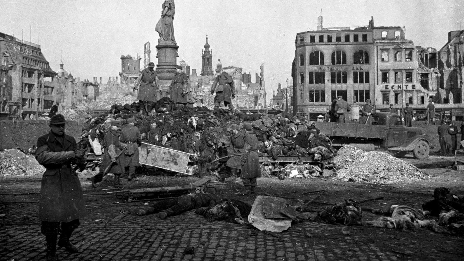 In Zijn Roman Slagter House 5 Komt Het Bombardement Van Dresden Voor