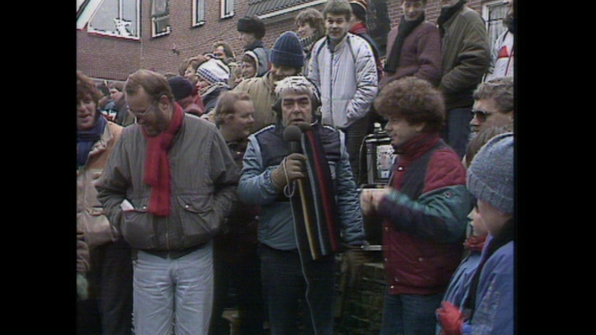 1985: Frits Barend en Henk van Dorp staan bij Oudkerk | NOS