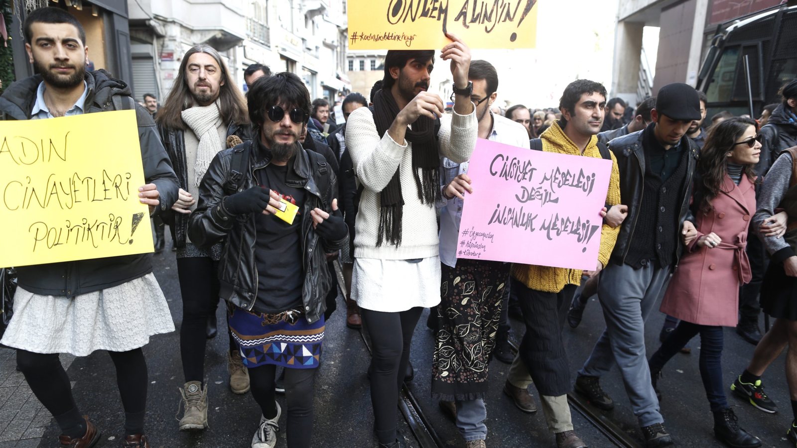 Turkse mannen protesteren in minirok voor vermoorde Özgecan NOS Turkse mannen protesteren in minirok voor vermoorde Özgecan NOS