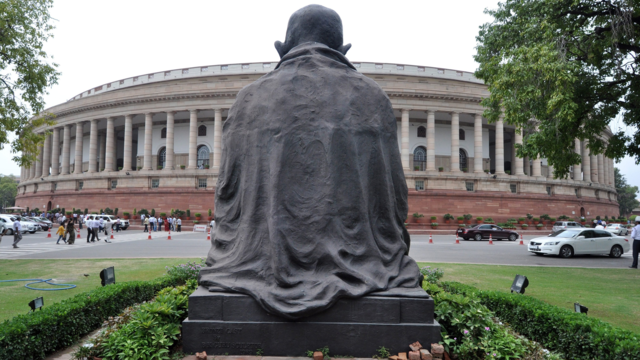 Gandhi krijgt beeld bij Brits parlement NOS