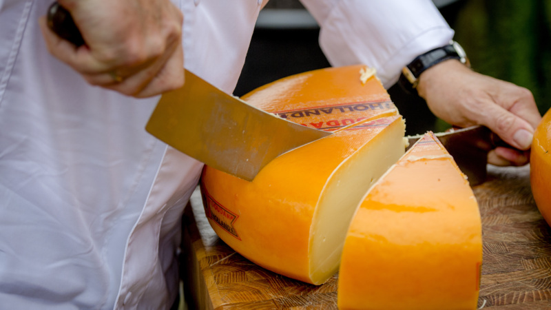 Felle strijd om Nederlandse kaas NOS