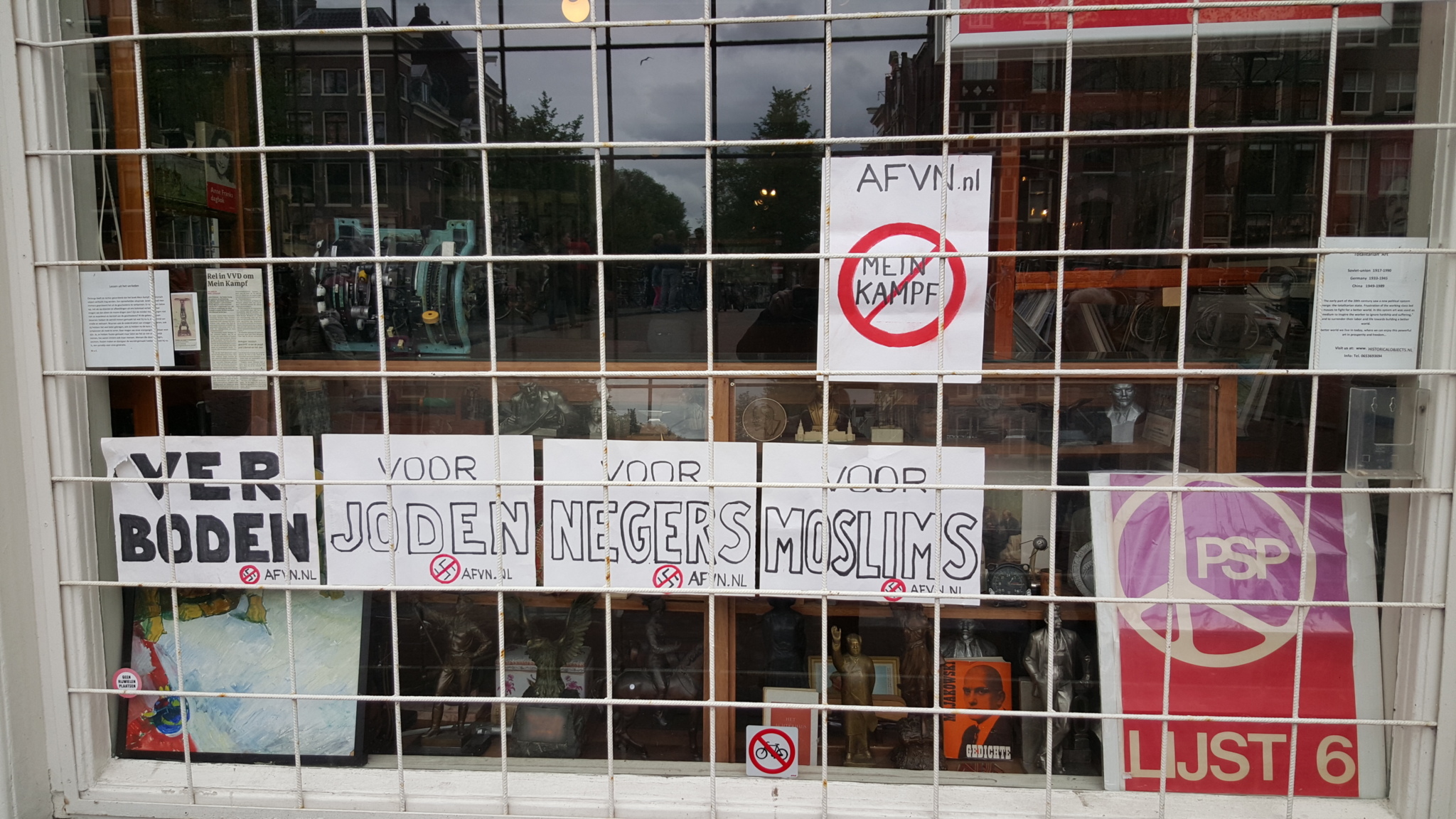Galerie met �Mein Kampf� beklad door antifascisten NOS Galerie met �Mein Kampf� beklad door antifascisten NOS