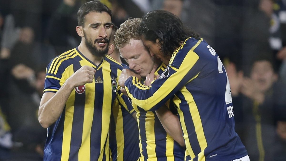 Sneijder kampioen dankzij rood aangeslagen Fenerbahçe Sneijder kampioen dankzij rood aangeslagen Fenerbahçe