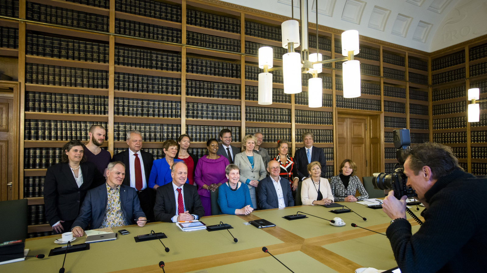 Eerste Kamer neemt afscheid van 35 leden | NOS