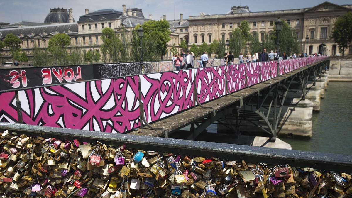 Parijse slotjesbrug nu versierd met roze graffiti