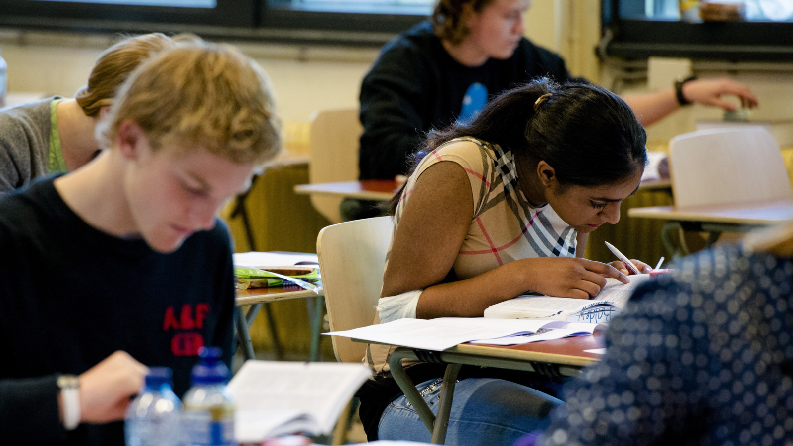 Eigen docent blijft schoolexamens als eerste nakijken | NOS