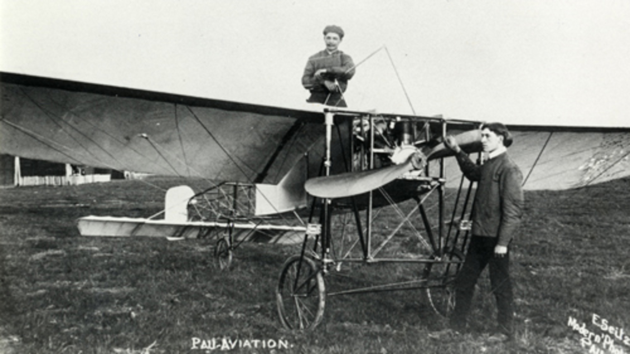 Eerste Nederlandse vlieger herdacht | NOS