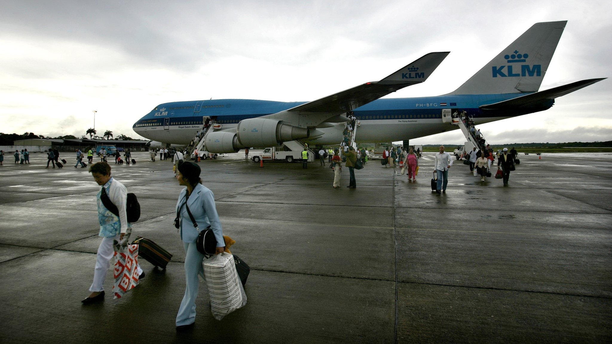 KLM-toestel schampt ander vliegtuig in Suriname tijdens taxiën | NOS