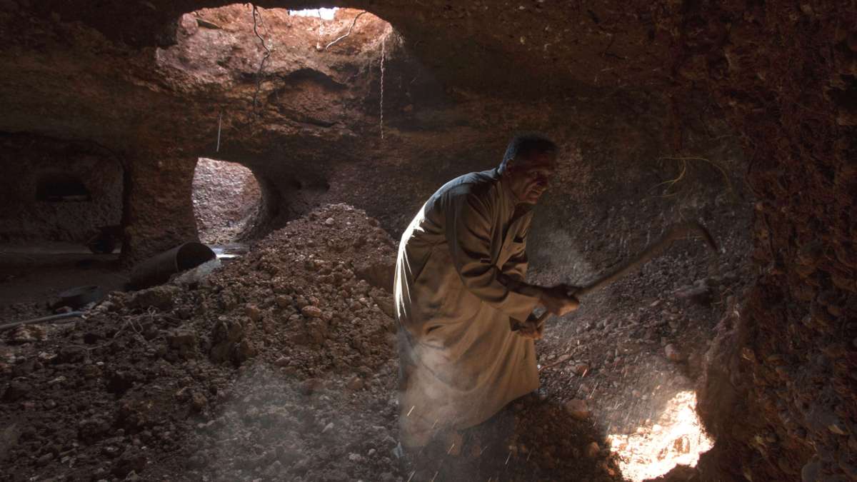 Abu Amer graaft zijn eigen schuilkelder in Aleppo