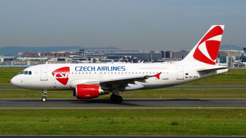 Toestel Czech Airlines maakt op Schiphol