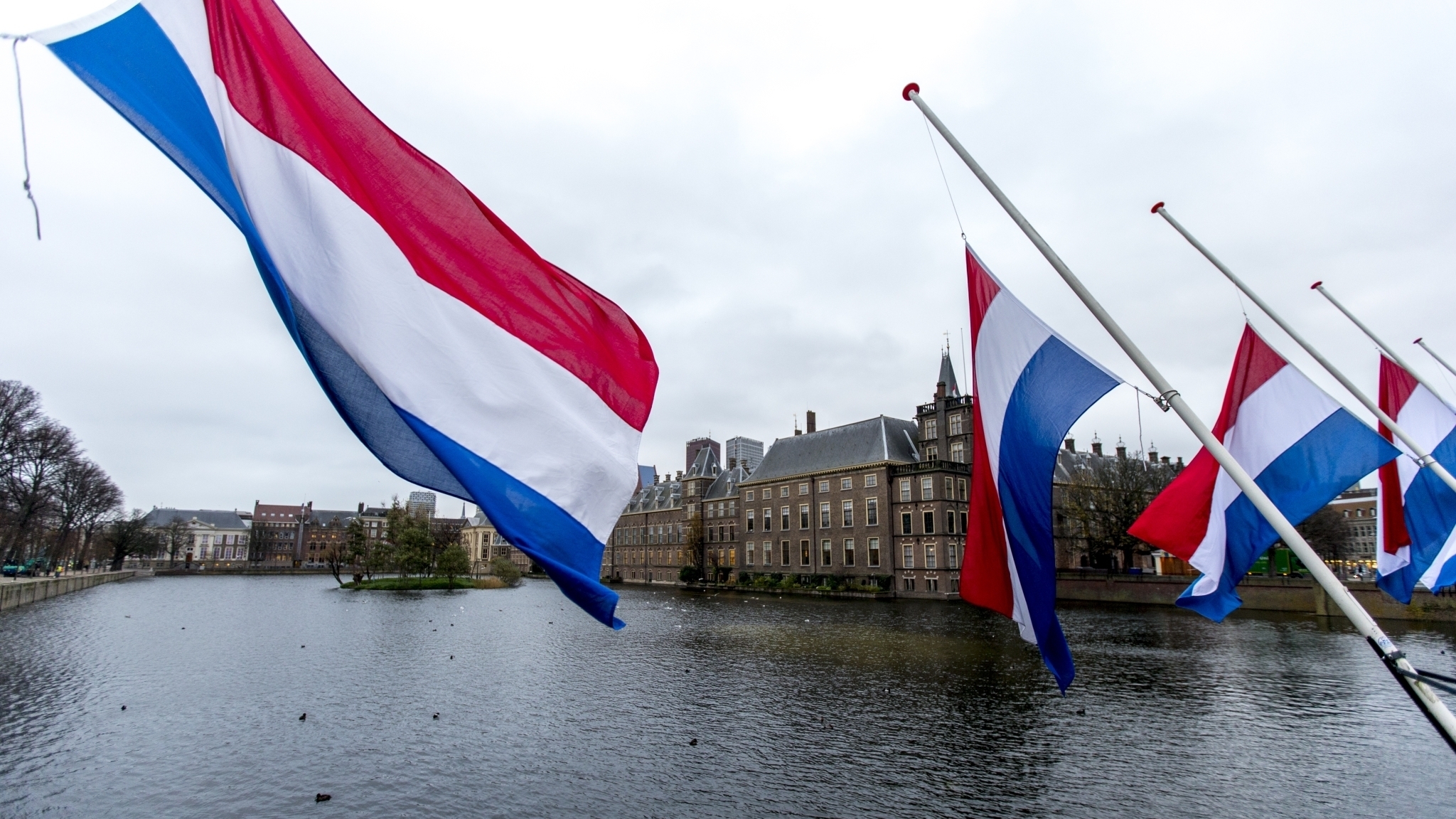vlaggen halfstok in Nederland NOS