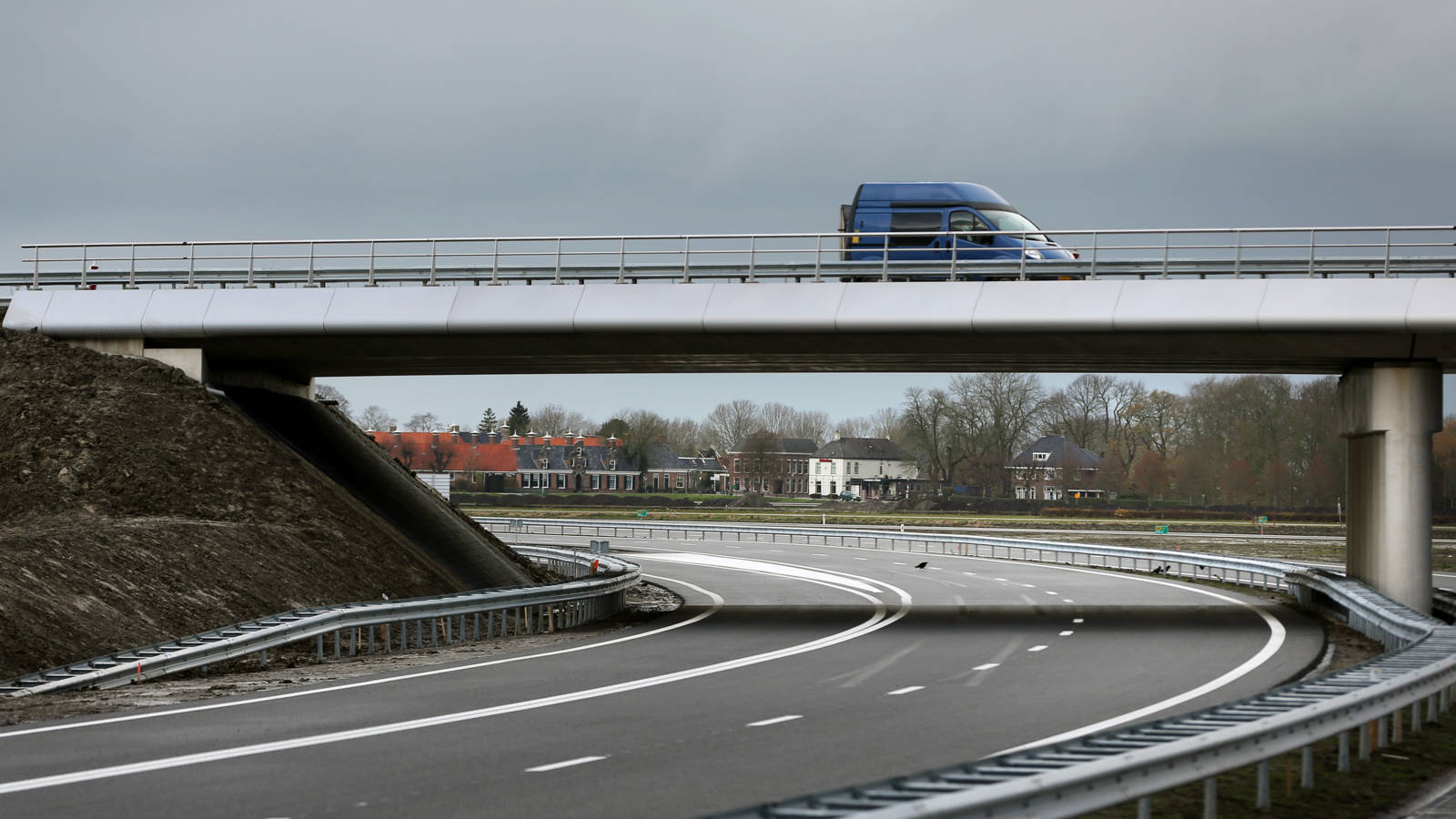 Auto's geraakt door stenen van viaduct NOS
