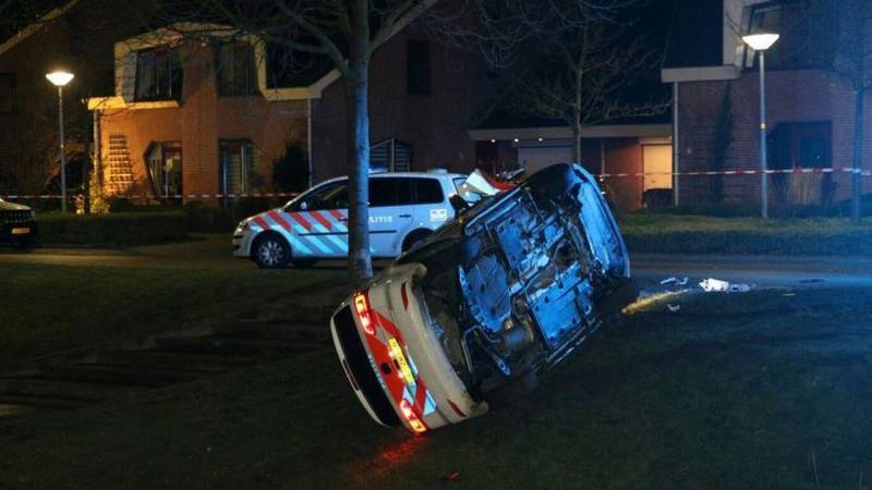 Man op de vlucht in Hoofddorp na aanrijding met politie. Man op de vlucht in Hoofddorp na aanrijding met politie.