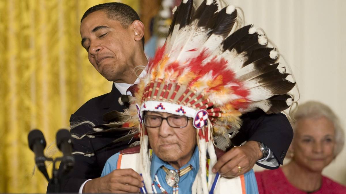 Opperhoofd en oorlogsveteraan Joe Medicine Crow overleden (102)