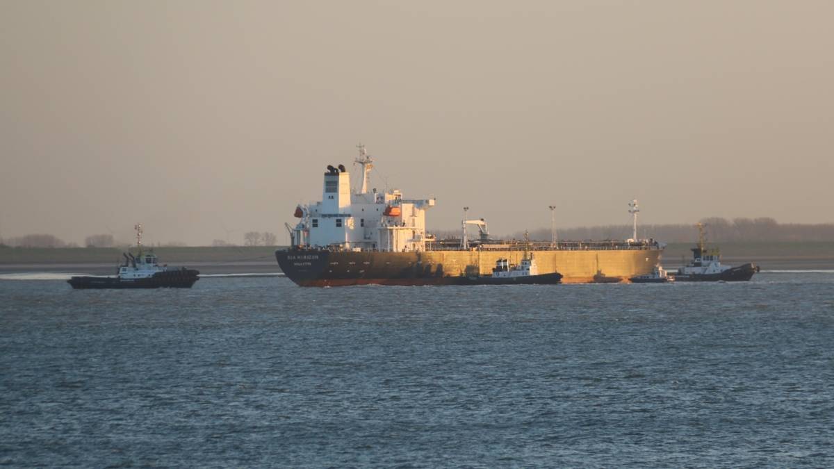 Vastgelopen olietanker Westerschelde weer los