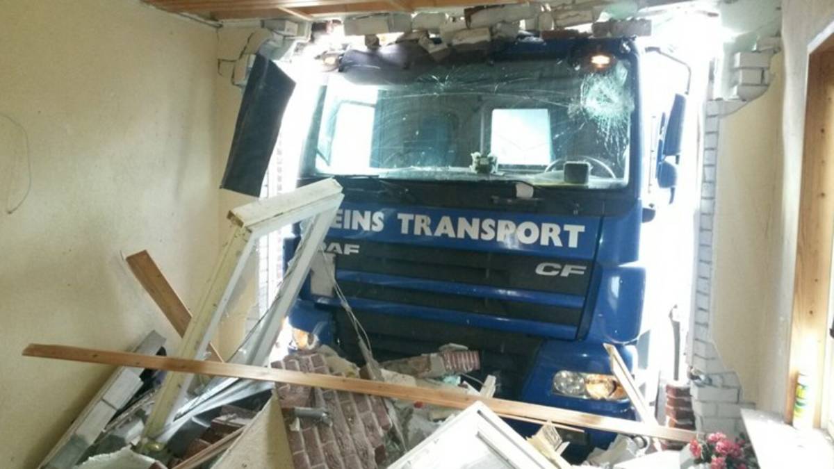 Vrachtwagen rijdt door voorgevel van huis in Hijken