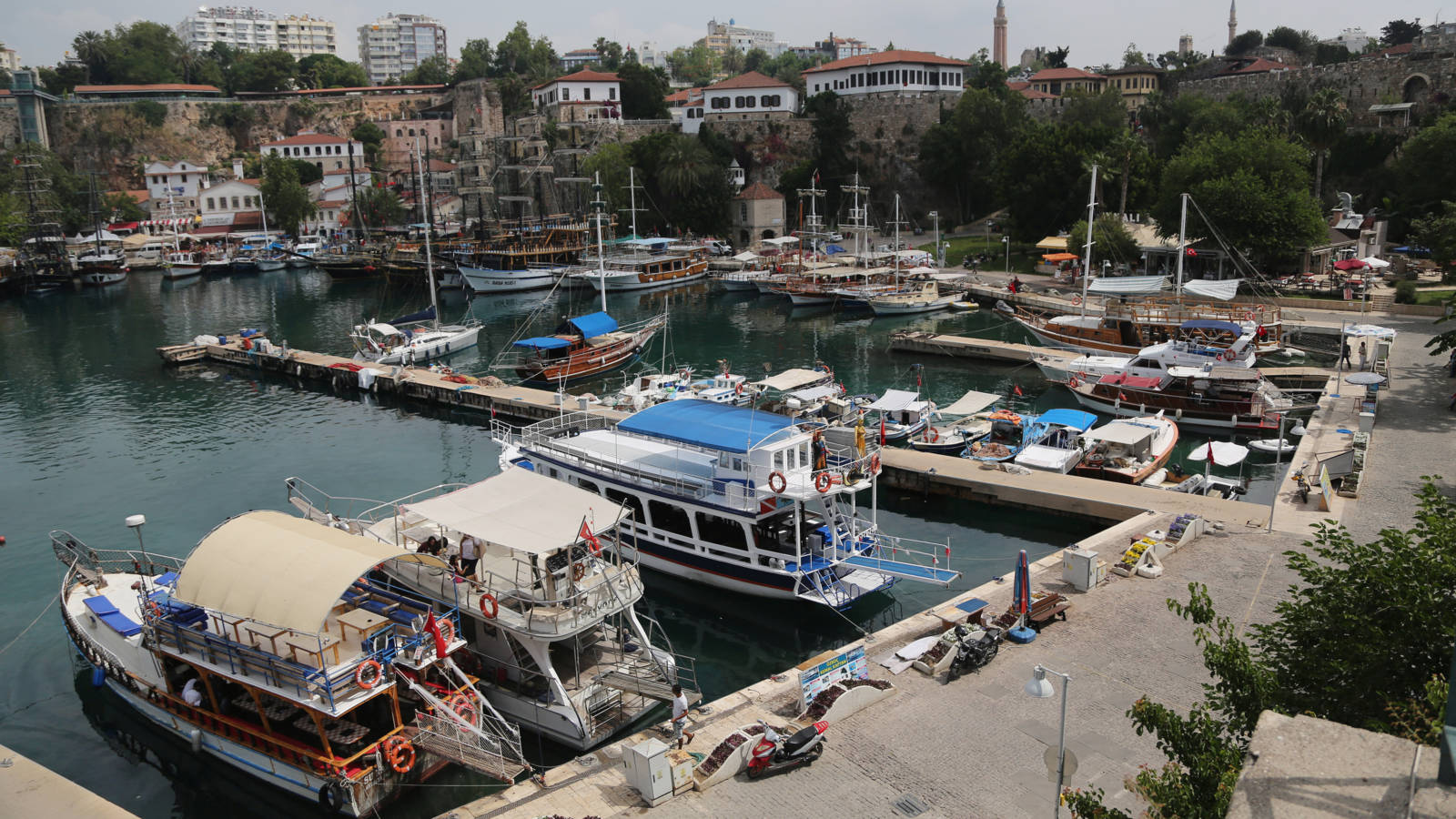 Toeristenresort Antalya geëvacueerd wegens bosbrand | NOS