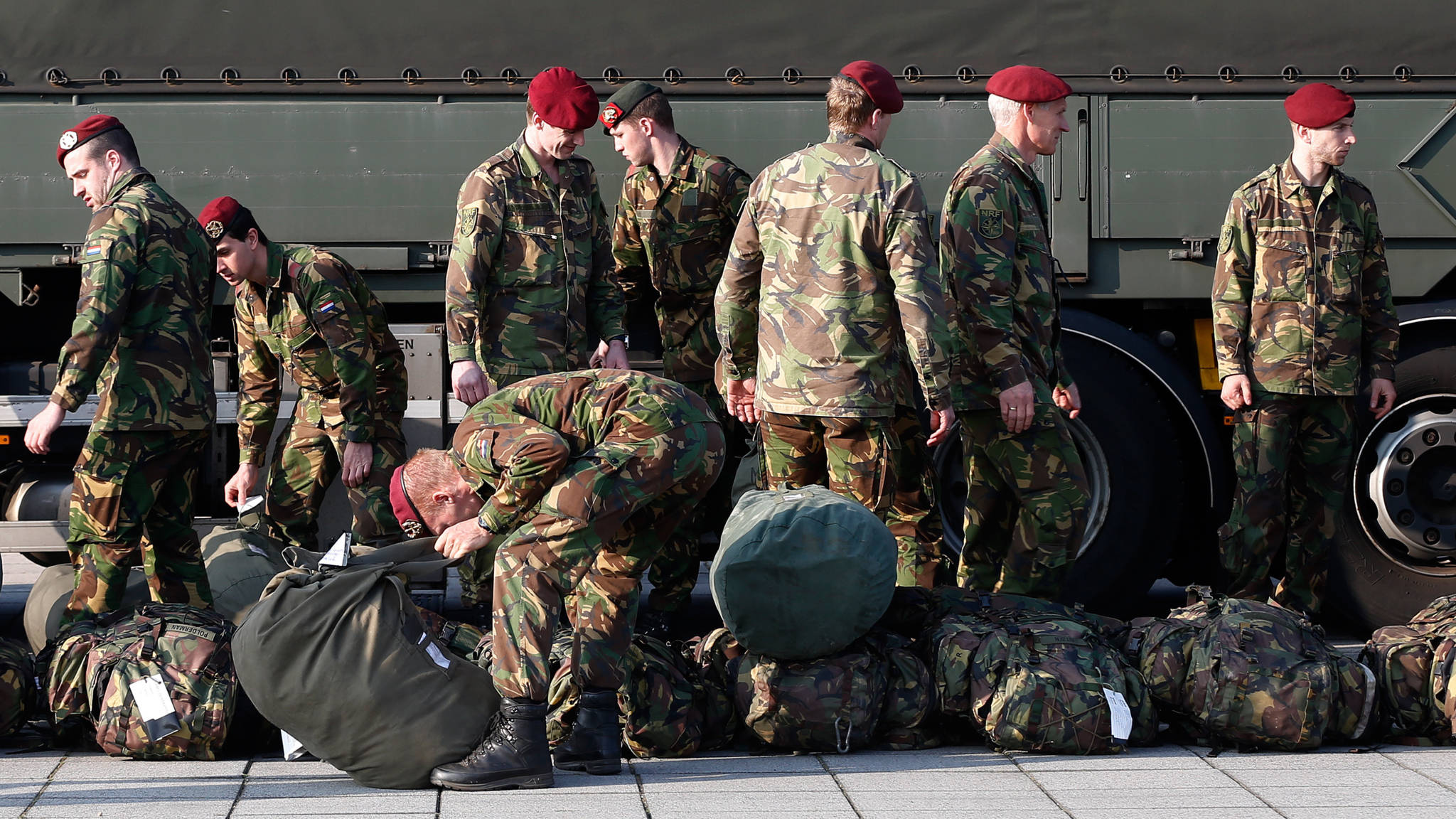 Jonge militairen leggen je uit wat je leert in het leger NOS