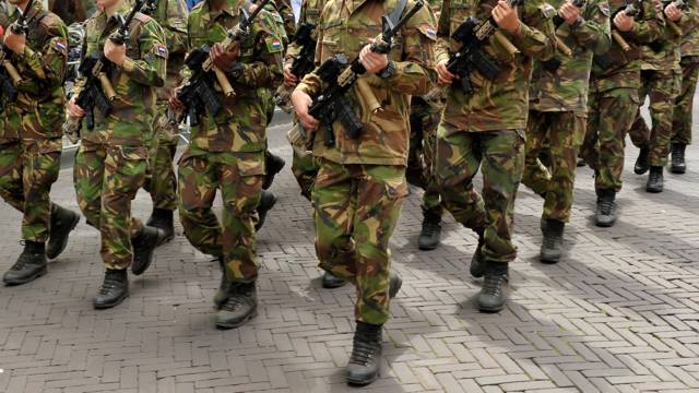 Jonge militairen leggen je uit wat je leert in het leger | NOS