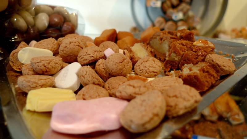 Pepernoten liggen al in de winkel