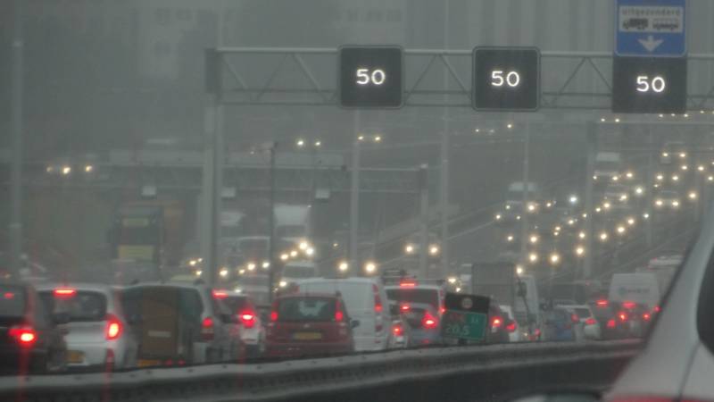 Verkeer op A2 bij Utrecht komt weer op gang na ongeluk. Verkeer op A2 bij Utrecht komt weer op gang na ongeluk.
