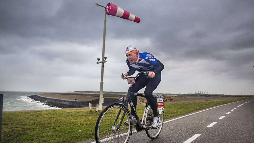 Omvallende deelnemers op NK Tegenwindfietsen NOS Jeugdjournaal