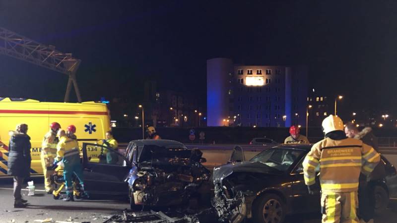 Vijf gewonden bij frontale botsing op A2 in Maastricht. Vijf gewonden bij frontale botsing op A2 in Maastricht.