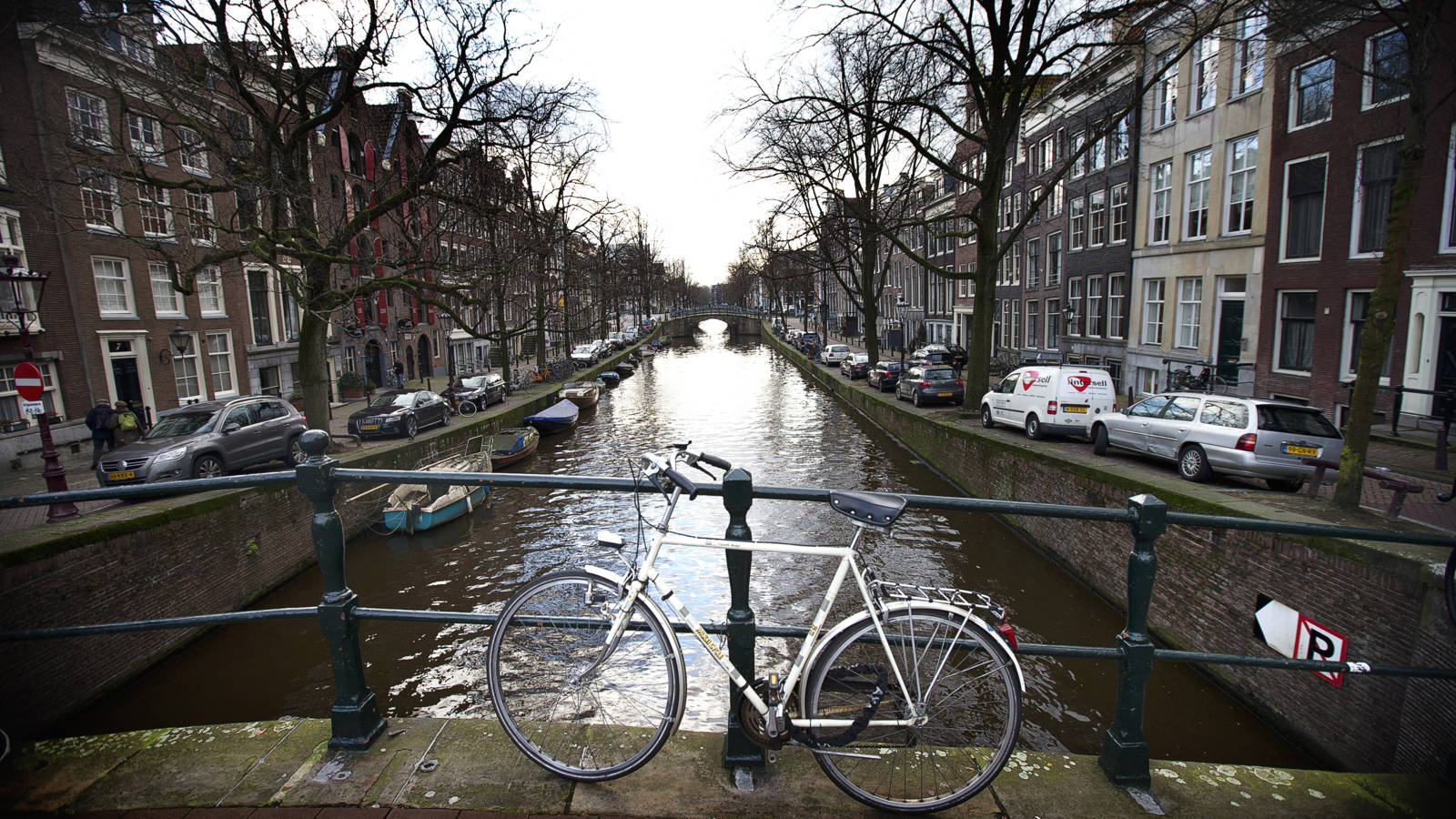 Tijdelijke trappen in Amsterdamse grachten voor drenkelingen | NOS