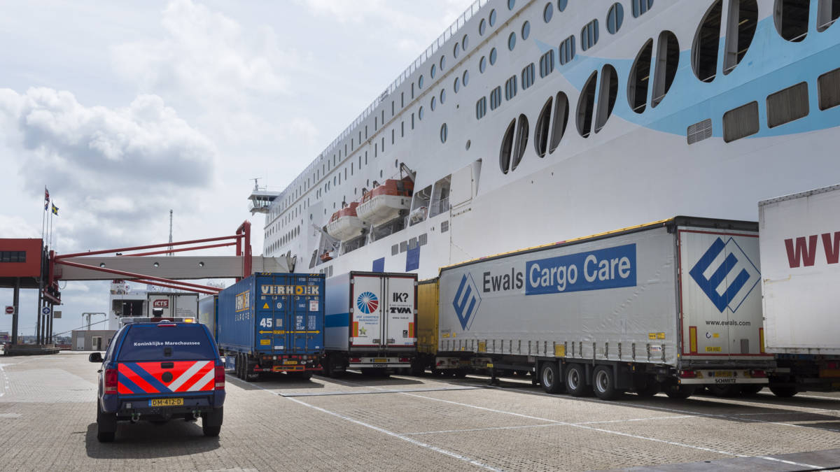 Marechaussee vindt 18 vreemdelingen op veerboot Hoek van Holland