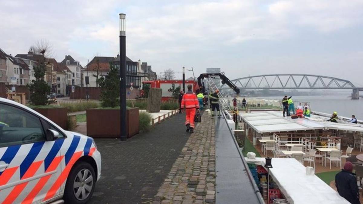 Vrouw springt van Waalbrug Nijmegen op cruiseschip Vrouw springt van Waalbrug Nijmegen op cruiseschip