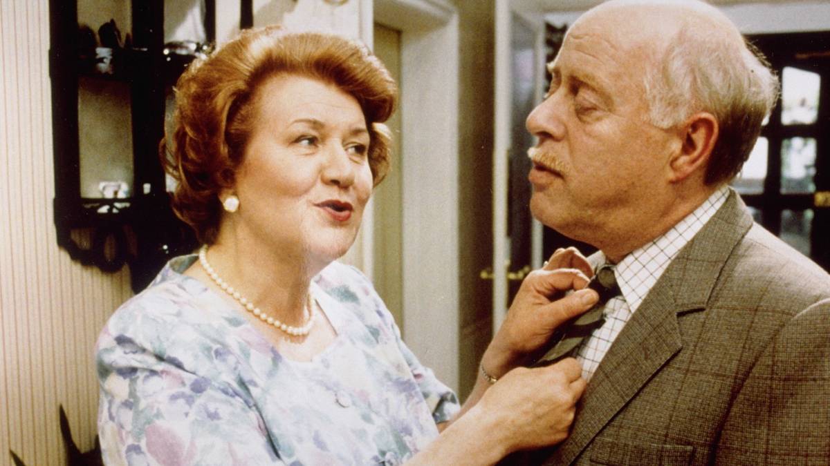Koningin Elizabeth riddert Hyacinth Bucket