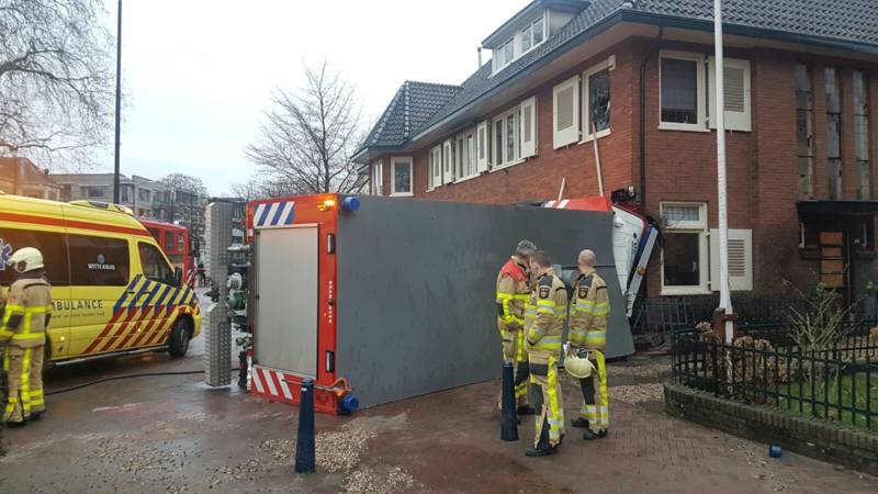 Tankwagen brandweer kantelt na botsing tegen woning. Tankwagen brandweer kantelt na botsing tegen woning.