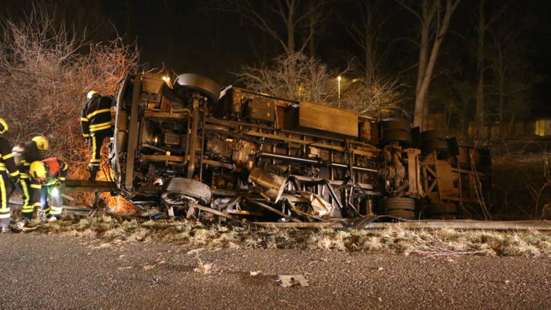 Verkeershinder op de A13 na dodelijk vrachtwagenongeluk. Verkeershinder op de A13 na dodelijk vrachtwagenongeluk.