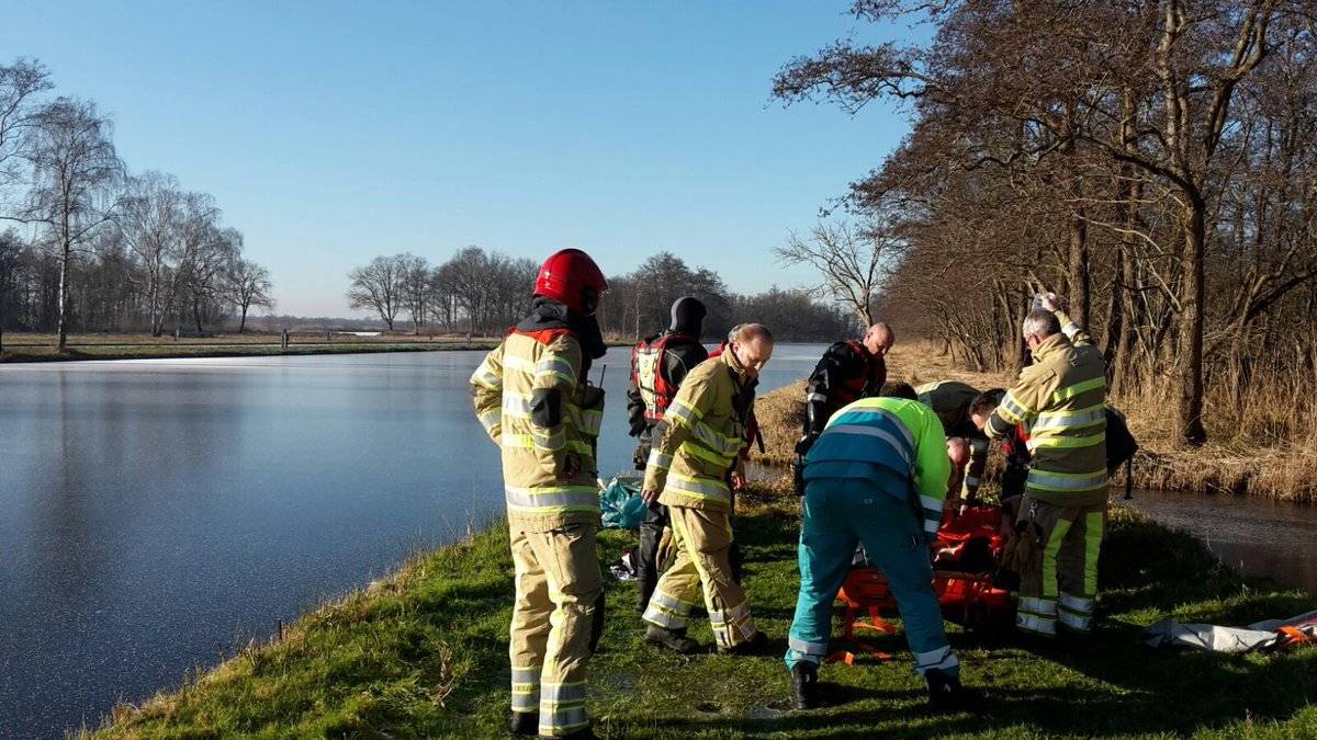 'Levensgevaarlijk' natuurijs nog veel te dun: nat pak voor schaatsers