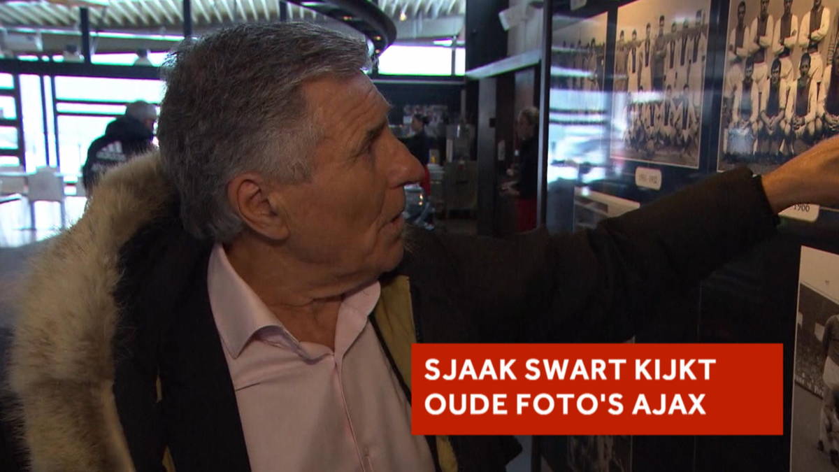 Sjaak Swart bekijkt oude elftalfoto's met Piet Keizer