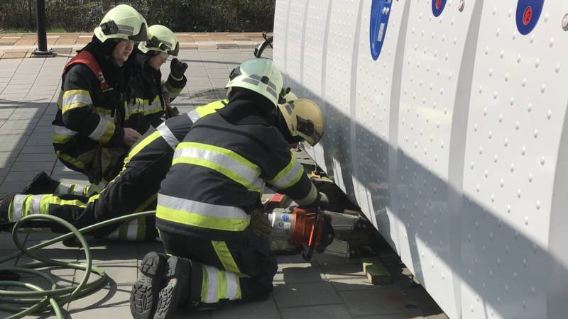 Jongetje sluit zusje op in fietskluis | NOS