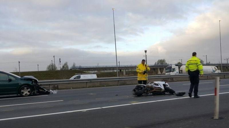 A1 bij Muiden dicht door ongeluk, veel vertraging. A1 bij Muiden dicht door ongeluk, veel vertraging.