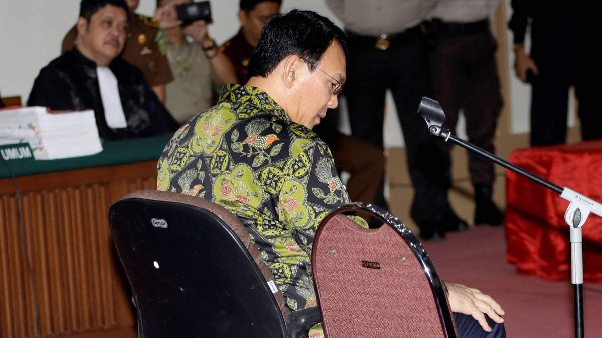 Indonesië veroordeelt homopaar tot stokslagen NOS